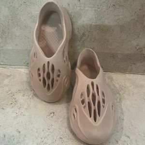 “Foam runners” tan size 1